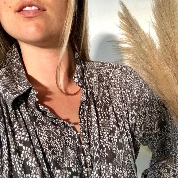 Free People Muse Snakeskin Python Button Front Long Sleeve Top Peasant Small - Picture 3 of 15